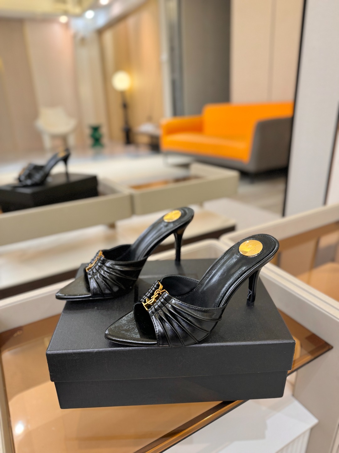 YSL「SAINT LAURENT*」 夏季新品 尖头优雅大气高跟拖鞋 —————————— 尖头设计拉长腿部线条, YSL「SAINT LAURENT*」 夏季新品 尖头优雅大气高跟拖鞋 —————————— 尖头设计拉长腿部线条,