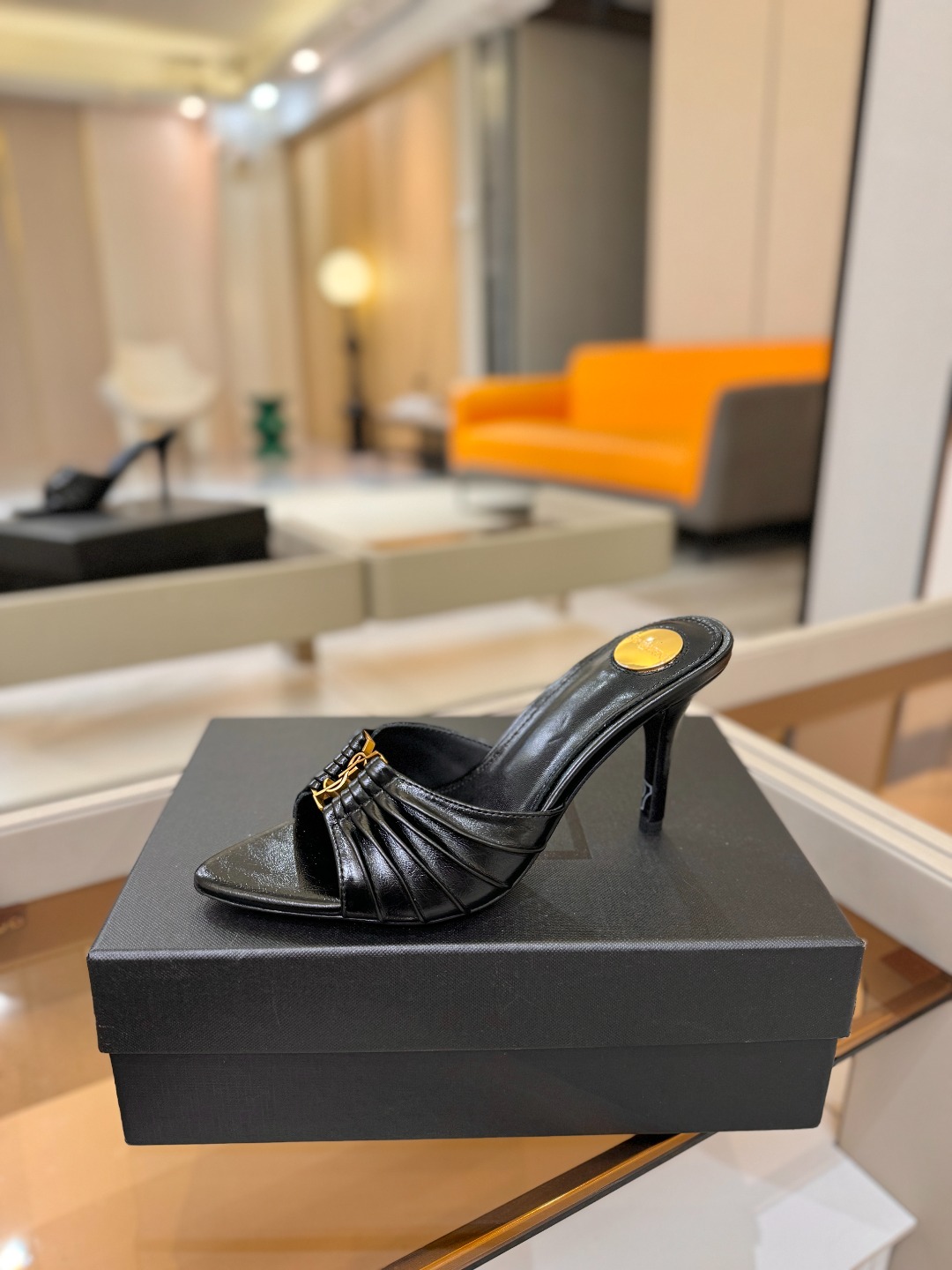 YSL「SAINT LAURENT*」  夏季新品 尖头优雅大气高跟拖鞋 ——————————  尖头设计拉长腿部线条，