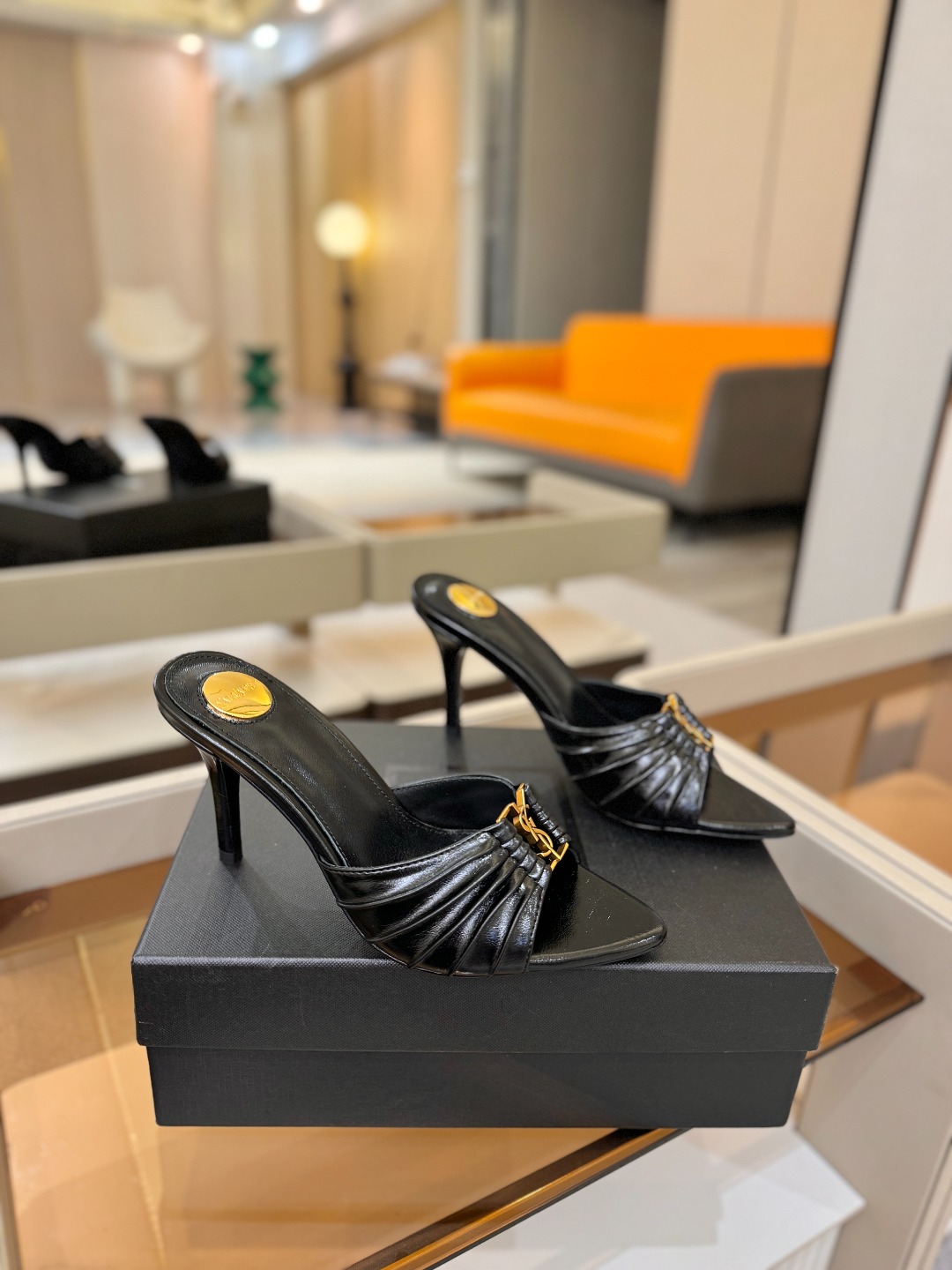 YSL「SAINT LAURENT*」 夏季新品 尖头优雅大气高跟拖鞋 —————————— 尖头设计拉长腿部线条, YSL「SAINT LAURENT*」 夏季新品 尖头优雅大气高跟拖鞋 —————————— 尖头设计拉长腿部线条,