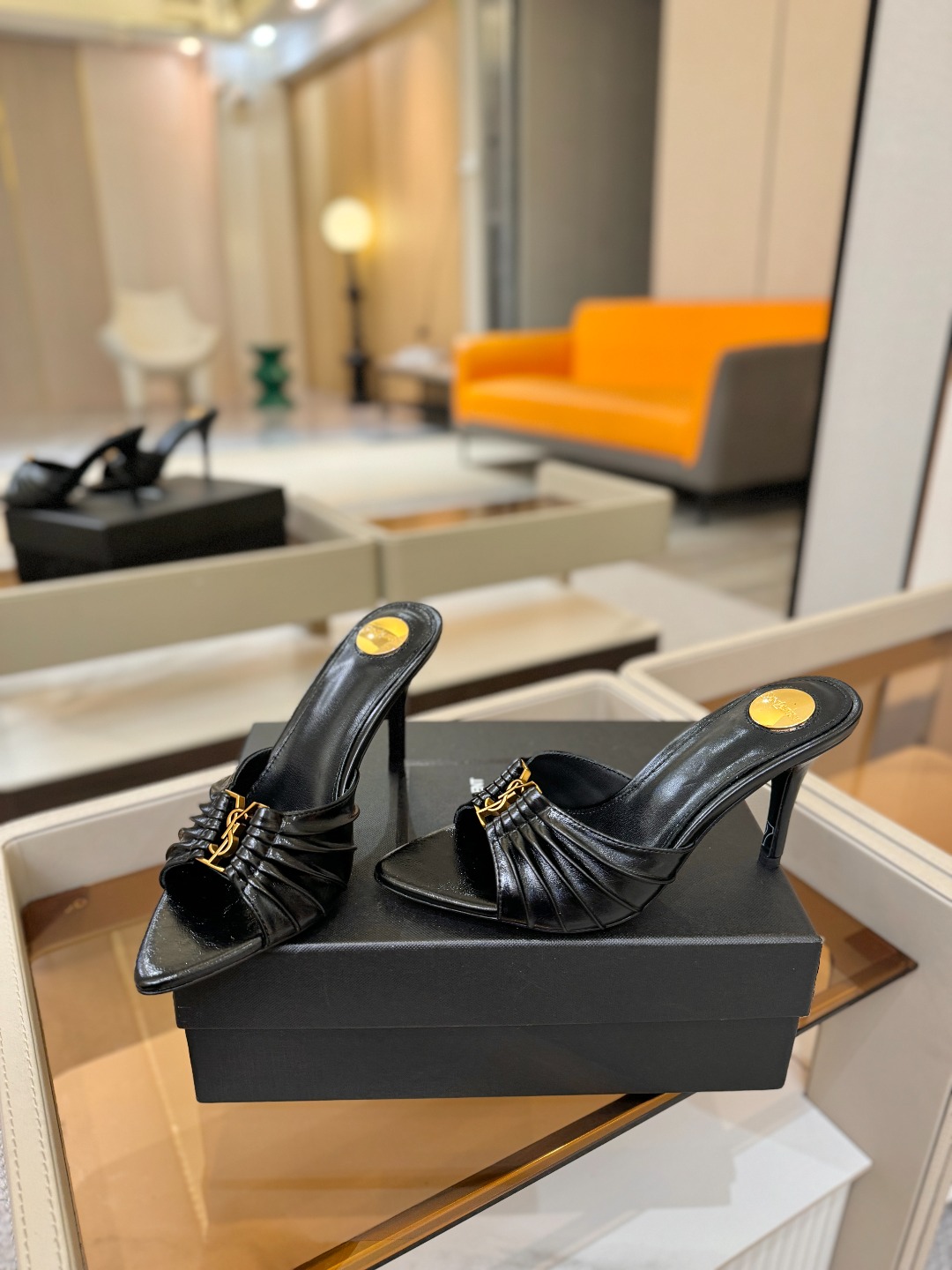 YSL「SAINT LAURENT*」 夏季新品 尖头优雅大气高跟拖鞋 —————————— 尖头设计拉长腿部线条, YSL「SAINT LAURENT*」 夏季新品 尖头优雅大气高跟拖鞋 —————————— 尖头设计拉长腿部线条,