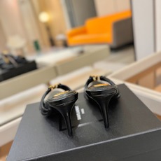 YSL「SAINT LAURENT*」 夏季新品 尖头优雅大气高跟拖鞋 —————————— 尖头设计拉长腿部线条, YSL「SAINT LAURENT*」 夏季新品 尖头优雅大气高跟拖鞋 —————————— 尖头设计拉长腿部线条,