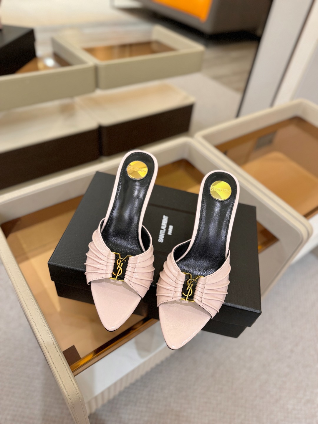 YSL「SAINT LAURENT*」  夏季新品 尖头优雅大气高跟拖鞋 ——————————  尖头设计拉长腿部线条，