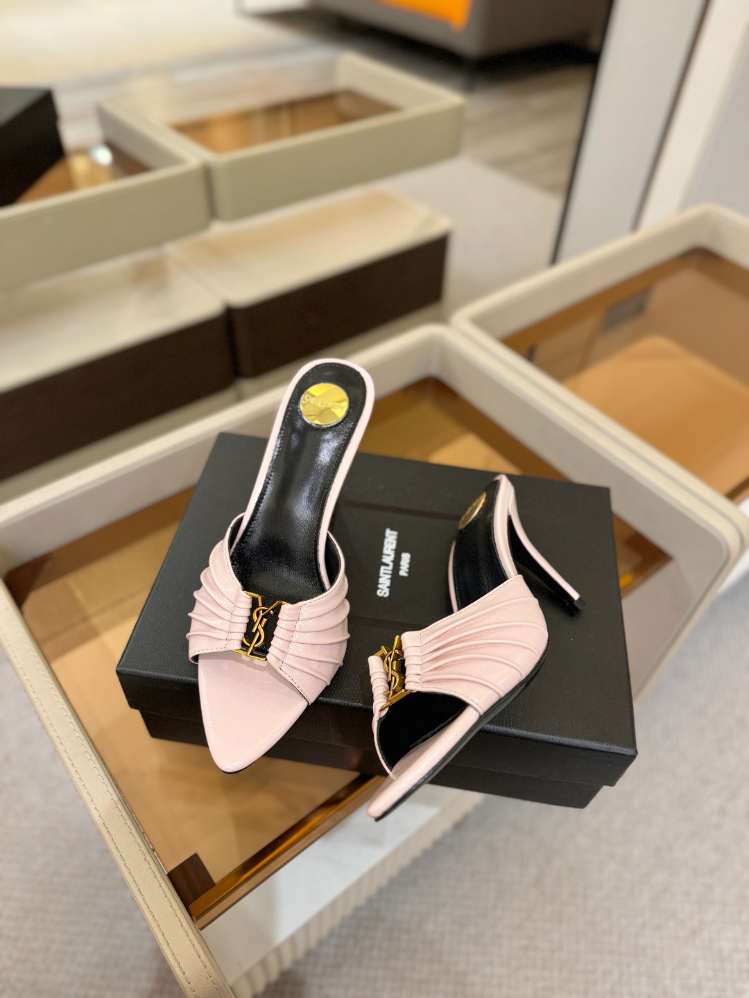YSL「SAINT LAURENT*」  夏季新品 尖头优雅大气高跟拖鞋 ——————————  尖头设计拉长腿部线条，