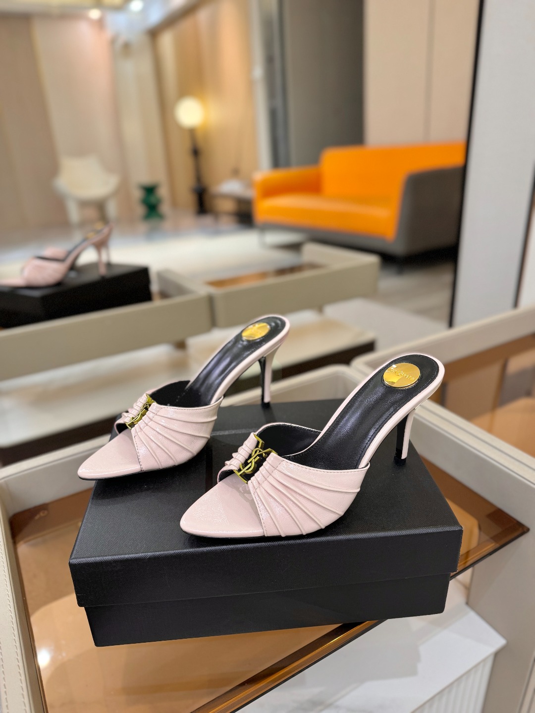 YSL「SAINT LAURENT*」  夏季新品 尖头优雅大气高跟拖鞋 ——————————  尖头设计拉长腿部线条，