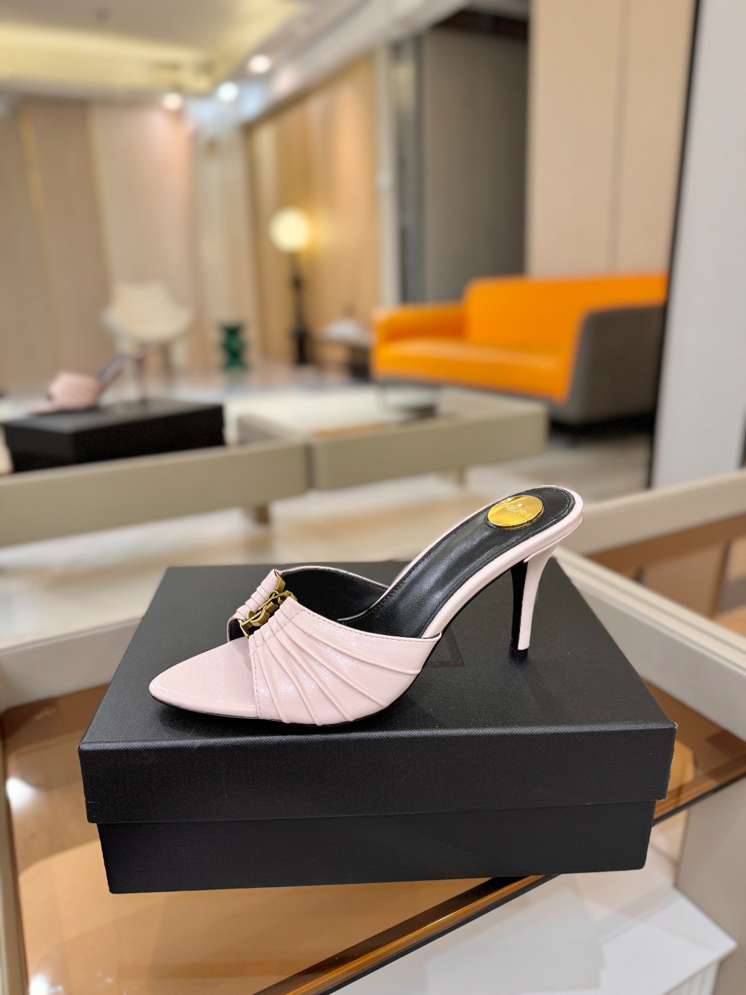 YSL「SAINT LAURENT*」  夏季新品 尖头优雅大气高跟拖鞋 ——————————  尖头设计拉长腿部线条，