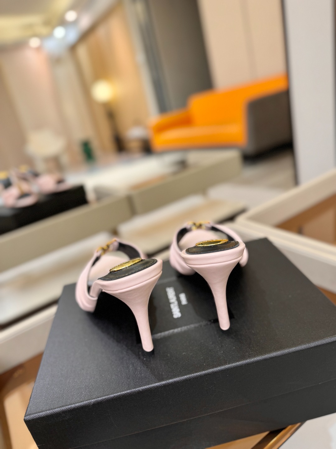 YSL「SAINT LAURENT*」  夏季新品 尖头优雅大气高跟拖鞋 ——————————  尖头设计拉长腿部线条，