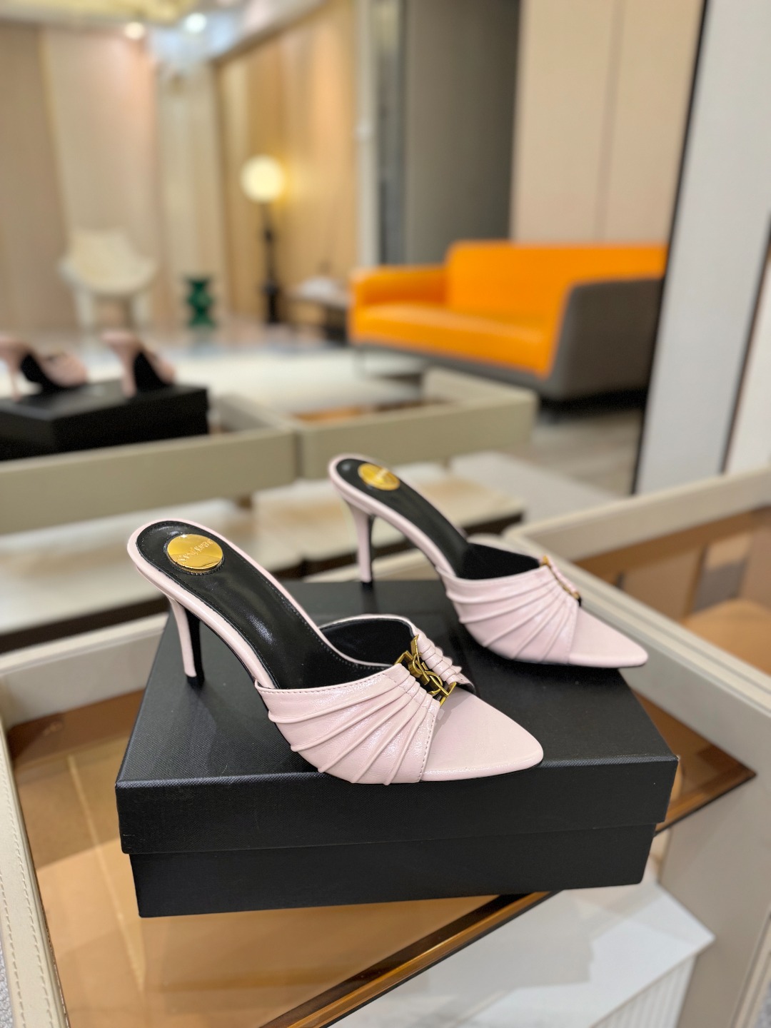 YSL「SAINT LAURENT*」  夏季新品 尖头优雅大气高跟拖鞋 ——————————  尖头设计拉长腿部线条，