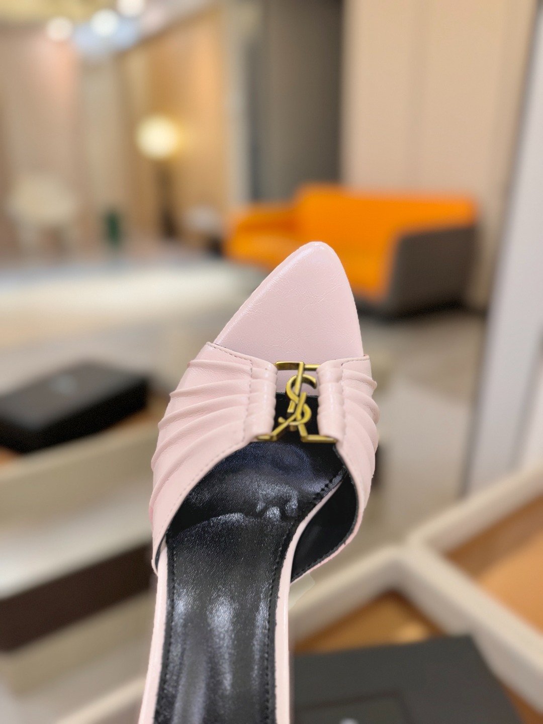 YSL「SAINT LAURENT*」  夏季新品 尖头优雅大气高跟拖鞋 ——————————  尖头设计拉长腿部线条，