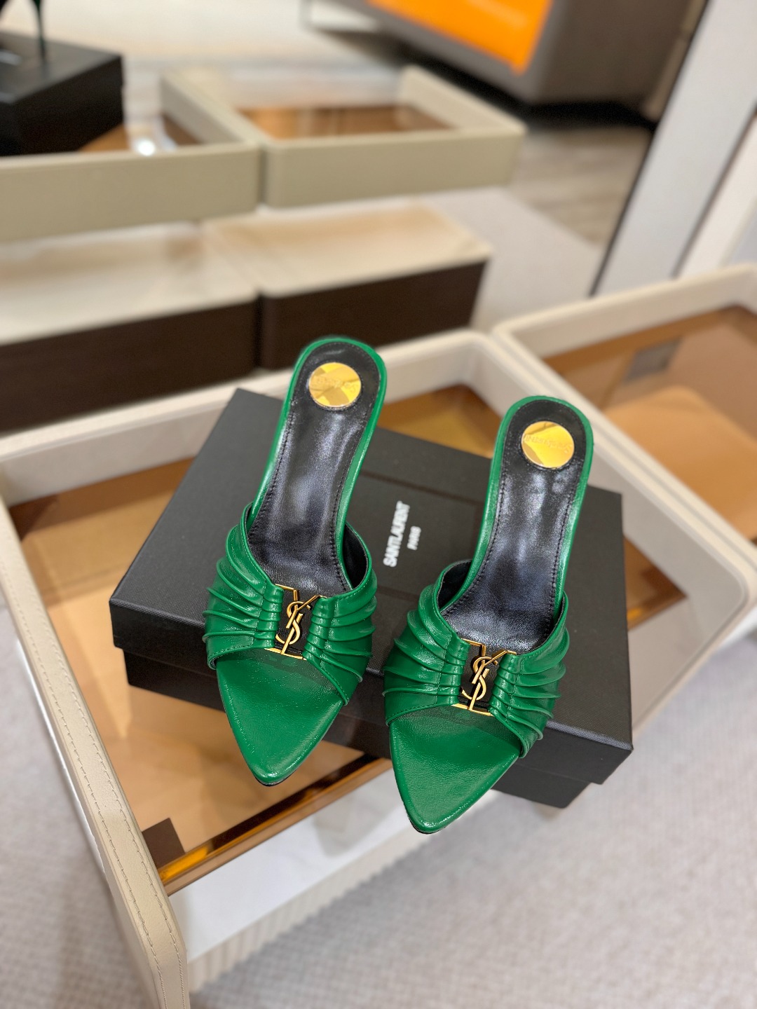 YSL「SAINT LAURENT*」 夏季新品 尖头优雅大气高跟拖鞋 —————————— 尖头设计拉长腿部线条, YSL「SAINT LAURENT*」 夏季新品 尖头优雅大气高跟拖鞋 —————————— 尖头设计拉长腿部线条,