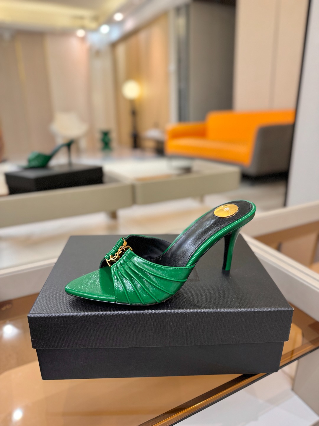 YSL「SAINT LAURENT*」  夏季新品 尖头优雅大气高跟拖鞋 ——————————  尖头设计拉长腿部线条，