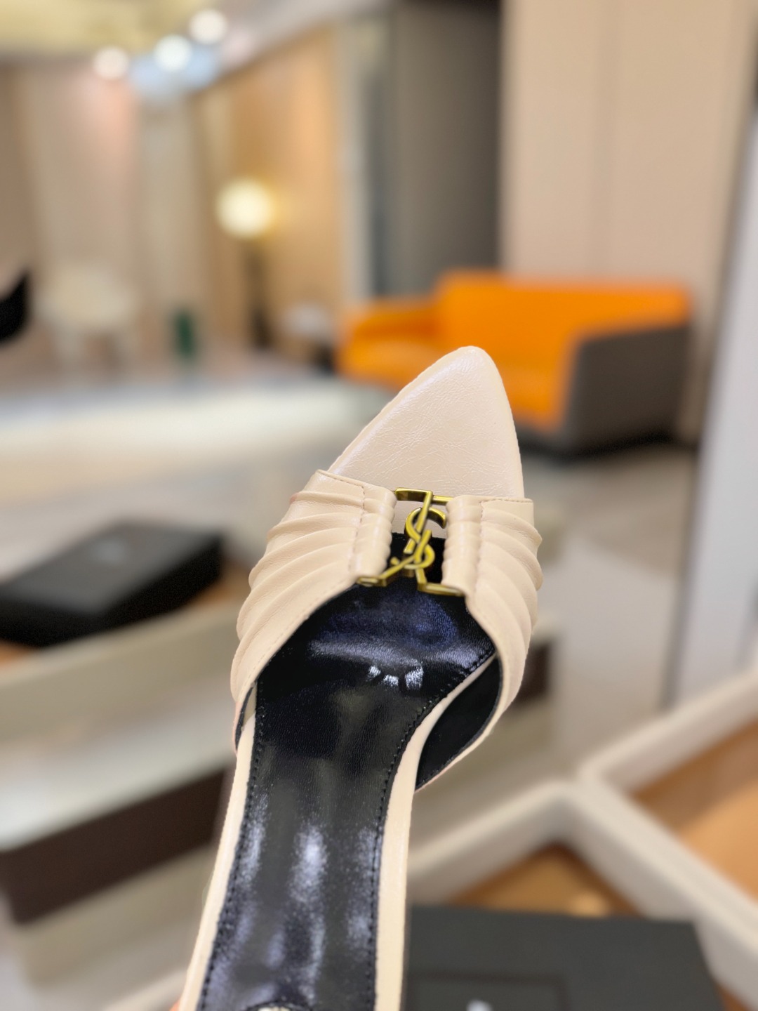 YSL「SAINT LAURENT*」 夏季新品 尖头优雅大气高跟拖鞋 —————————— 尖头设计拉长腿部线条, YSL「SAINT LAURENT*」 夏季新品 尖头优雅大气高跟拖鞋 —————————— 尖头设计拉长腿部线条,