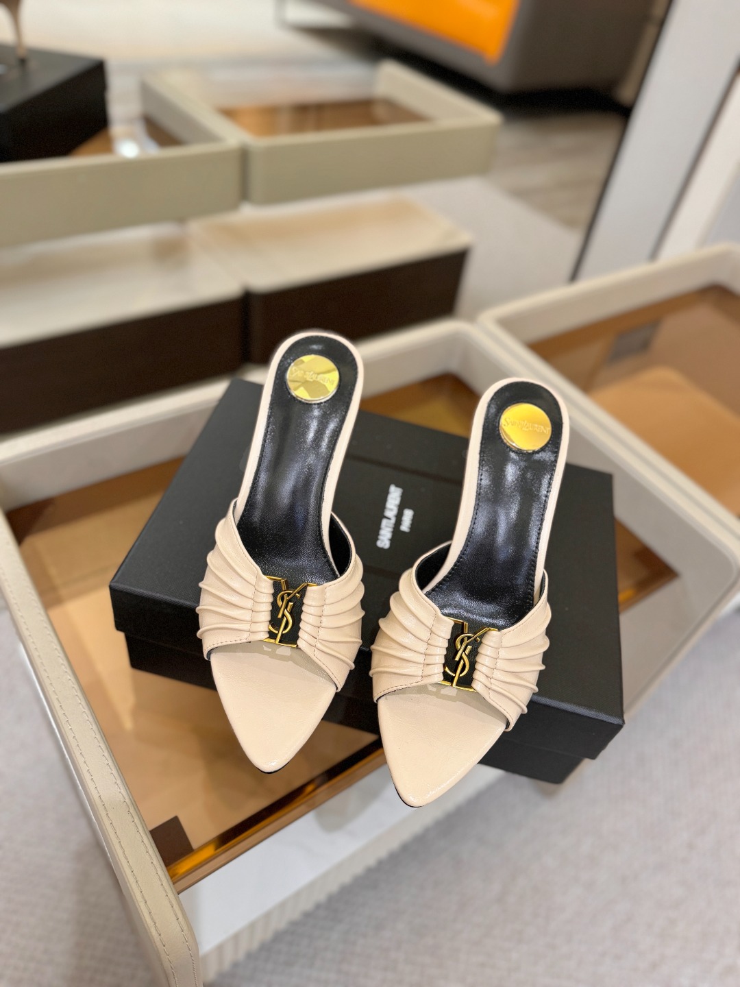 YSL「SAINT LAURENT*」 夏季新品 尖头优雅大气高跟拖鞋 —————————— 尖头设计拉长腿部线条, YSL「SAINT LAURENT*」 夏季新品 尖头优雅大气高跟拖鞋 —————————— 尖头设计拉长腿部线条,