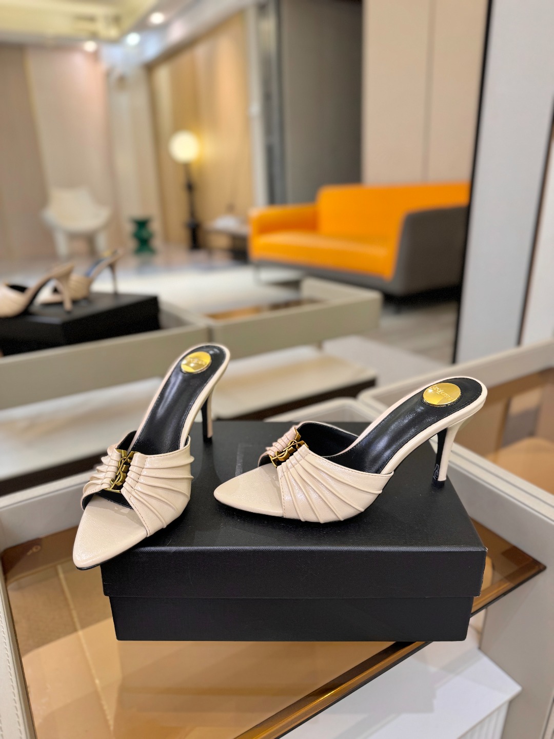YSL「SAINT LAURENT*」 夏季新品 尖头优雅大气高跟拖鞋 —————————— 尖头设计拉长腿部线条, YSL「SAINT LAURENT*」 夏季新品 尖头优雅大气高跟拖鞋 —————————— 尖头设计拉长腿部线条,