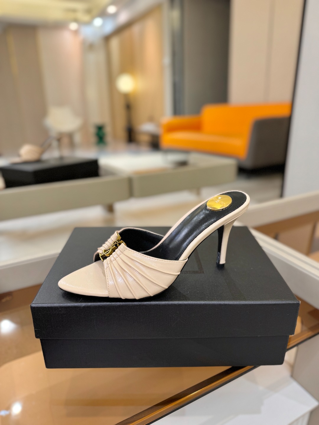 YSL「SAINT LAURENT*」  夏季新品 尖头优雅大气高跟拖鞋 ——————————  尖头设计拉长腿部线条，