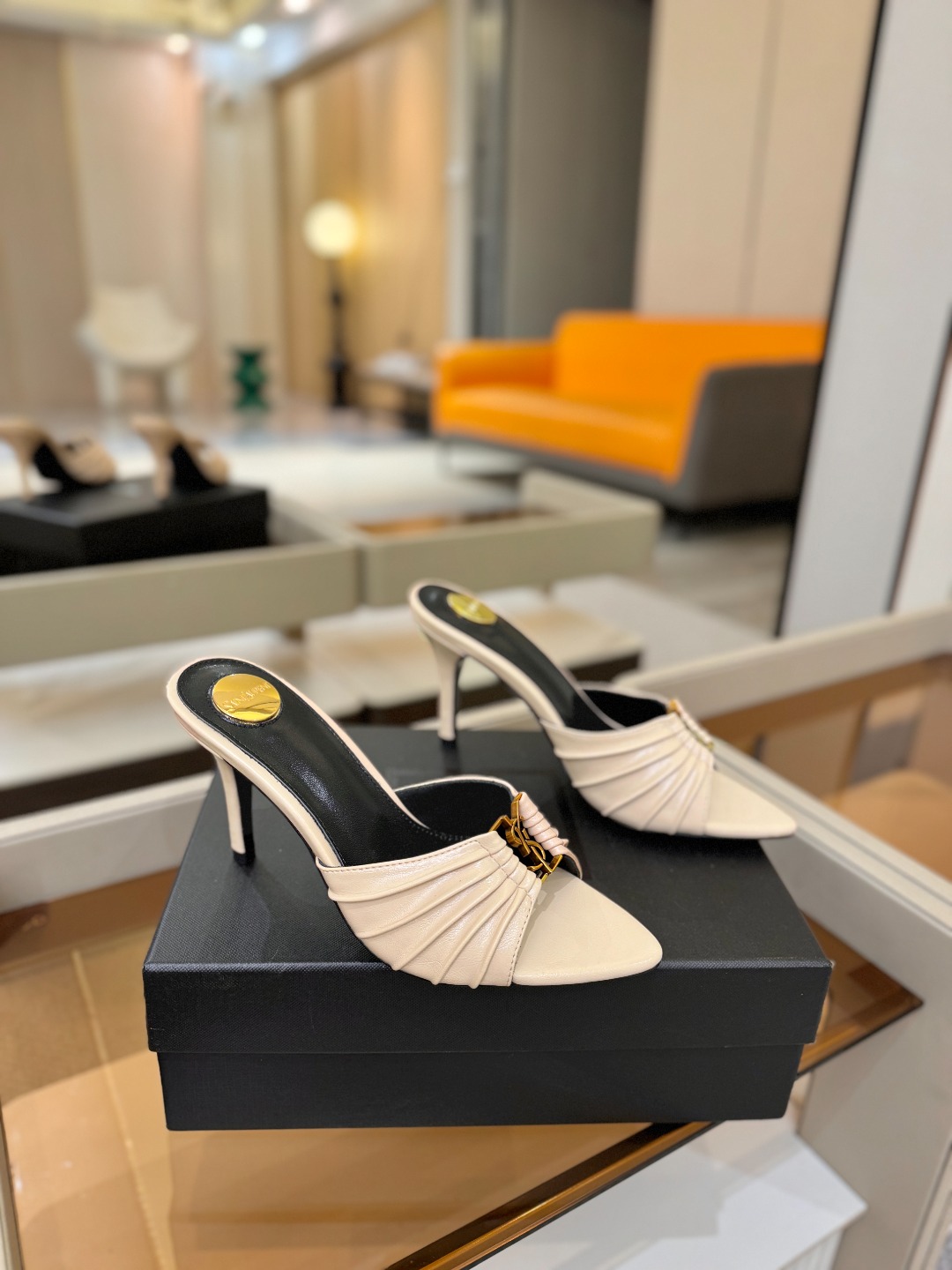 YSL「SAINT LAURENT*」 夏季新品 尖头优雅大气高跟拖鞋 —————————— 尖头设计拉长腿部线条, YSL「SAINT LAURENT*」 夏季新品 尖头优雅大气高跟拖鞋 —————————— 尖头设计拉长腿部线条,
