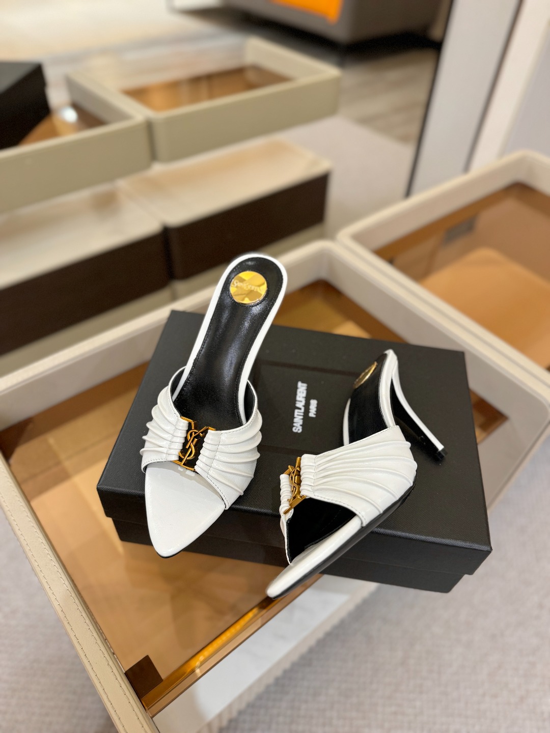 YSL「SAINT LAURENT*」 夏季新品 尖头优雅大气高跟拖鞋 —————————— 尖头设计拉长腿部线条, YSL「SAINT LAURENT*」 夏季新品 尖头优雅大气高跟拖鞋 —————————— 尖头设计拉长腿部线条,