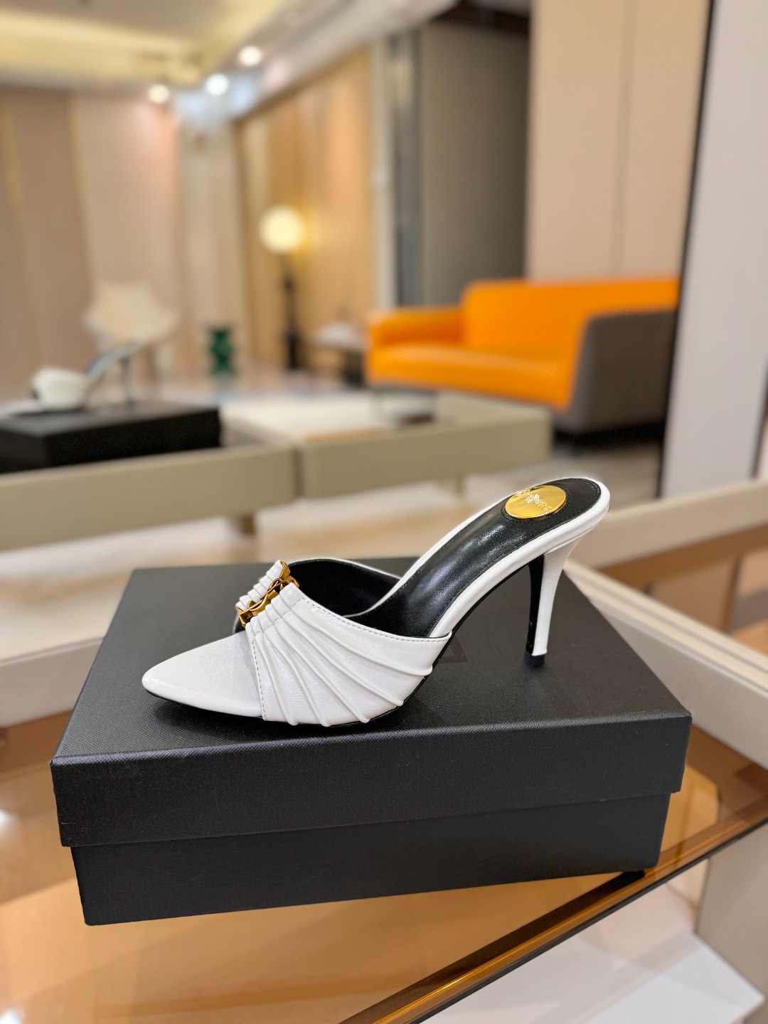 YSL「SAINT LAURENT*」  夏季新品 尖头优雅大气高跟拖鞋 ——————————  尖头设计拉长腿部线条，