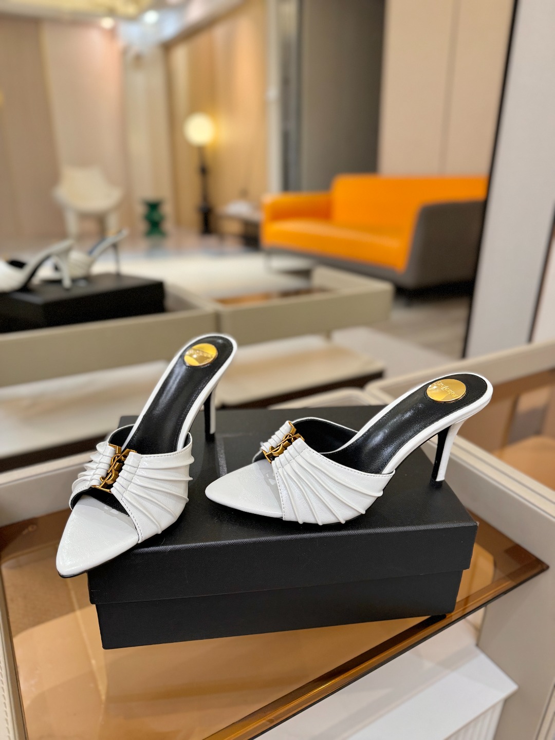 YSL「SAINT LAURENT*」 夏季新品 尖头优雅大气高跟拖鞋 —————————— 尖头设计拉长腿部线条, YSL「SAINT LAURENT*」 夏季新品 尖头优雅大气高跟拖鞋 —————————— 尖头设计拉长腿部线条,