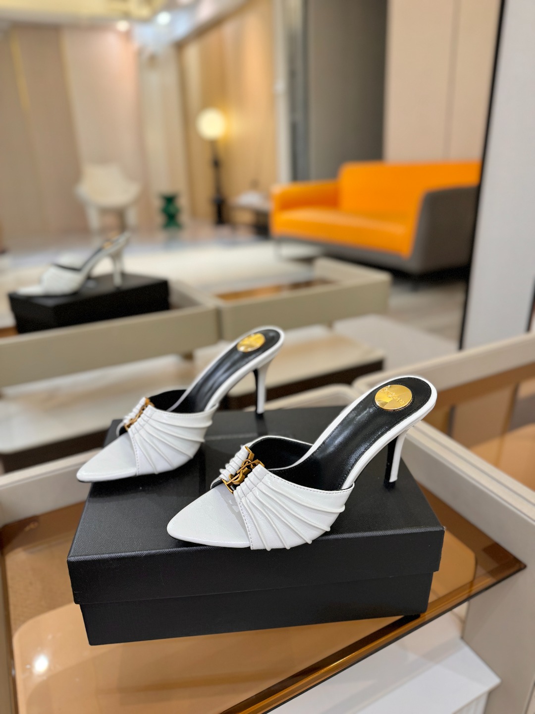 YSL「SAINT LAURENT*」 夏季新品 尖头优雅大气高跟拖鞋 —————————— 尖头设计拉长腿部线条, YSL「SAINT LAURENT*」 夏季新品 尖头优雅大气高跟拖鞋 —————————— 尖头设计拉长腿部线条,