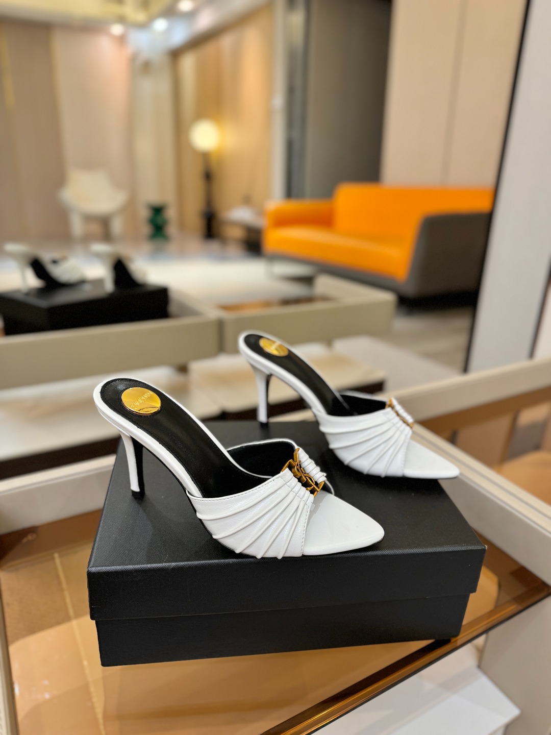 YSL「SAINT LAURENT*」 夏季新品 尖头优雅大气高跟拖鞋 —————————— 尖头设计拉长腿部线条, YSL「SAINT LAURENT*」 夏季新品 尖头优雅大气高跟拖鞋 —————————— 尖头设计拉长腿部线条,