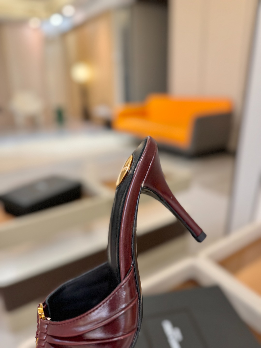 YSL「SAINT LAURENT*」 夏季新品 尖头优雅大气高跟拖鞋 —————————— 尖头设计拉长腿部线条, YSL「SAINT LAURENT*」 夏季新品 尖头优雅大气高跟拖鞋 —————————— 尖头设计拉长腿部线条,