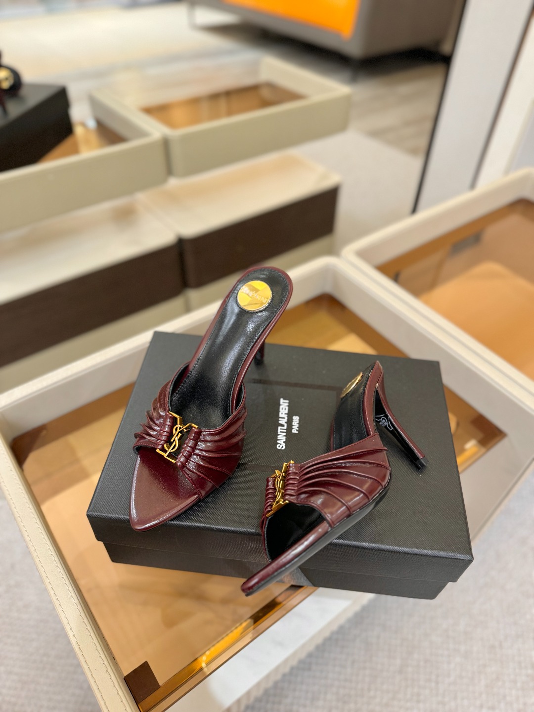 YSL「SAINT LAURENT*」 夏季新品 尖头优雅大气高跟拖鞋 —————————— 尖头设计拉长腿部线条, YSL「SAINT LAURENT*」 夏季新品 尖头优雅大气高跟拖鞋 —————————— 尖头设计拉长腿部线条,