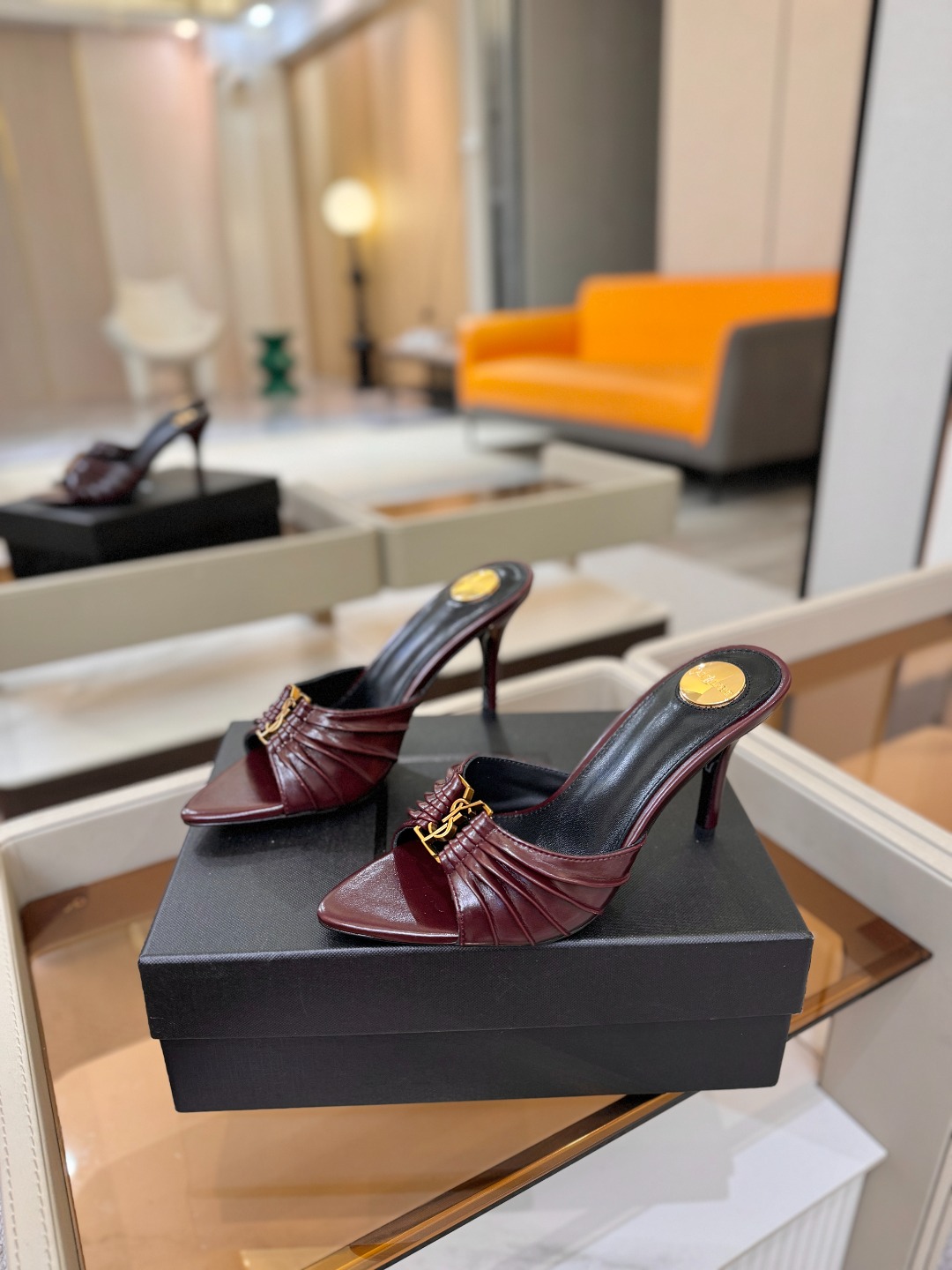 YSL「SAINT LAURENT*」 夏季新品 尖头优雅大气高跟拖鞋 —————————— 尖头设计拉长腿部线条, YSL「SAINT LAURENT*」 夏季新品 尖头优雅大气高跟拖鞋 —————————— 尖头设计拉长腿部线条,