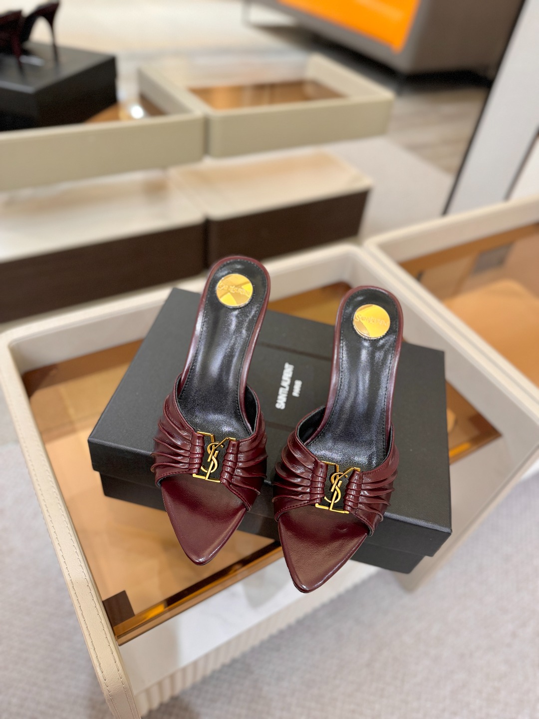 YSL「SAINT LAURENT*」 夏季新品 尖头优雅大气高跟拖鞋 —————————— 尖头设计拉长腿部线条, YSL「SAINT LAURENT*」 夏季新品 尖头优雅大气高跟拖鞋 —————————— 尖头设计拉长腿部线条,