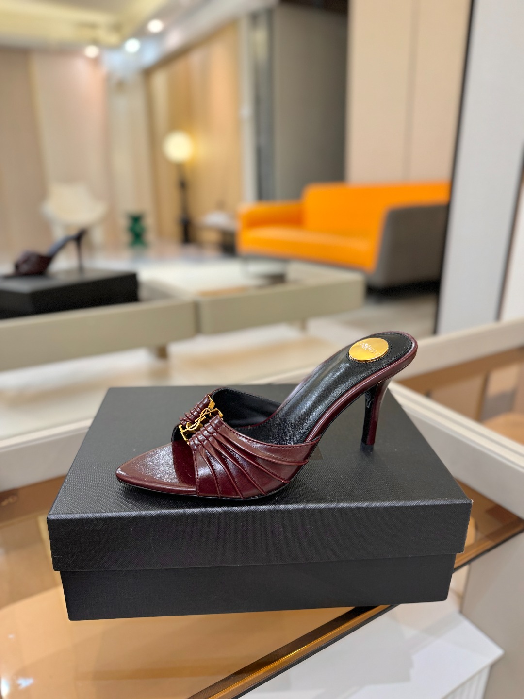 YSL「SAINT LAURENT*」  夏季新品 尖头优雅大气高跟拖鞋 ——————————  尖头设计拉长腿部线条，