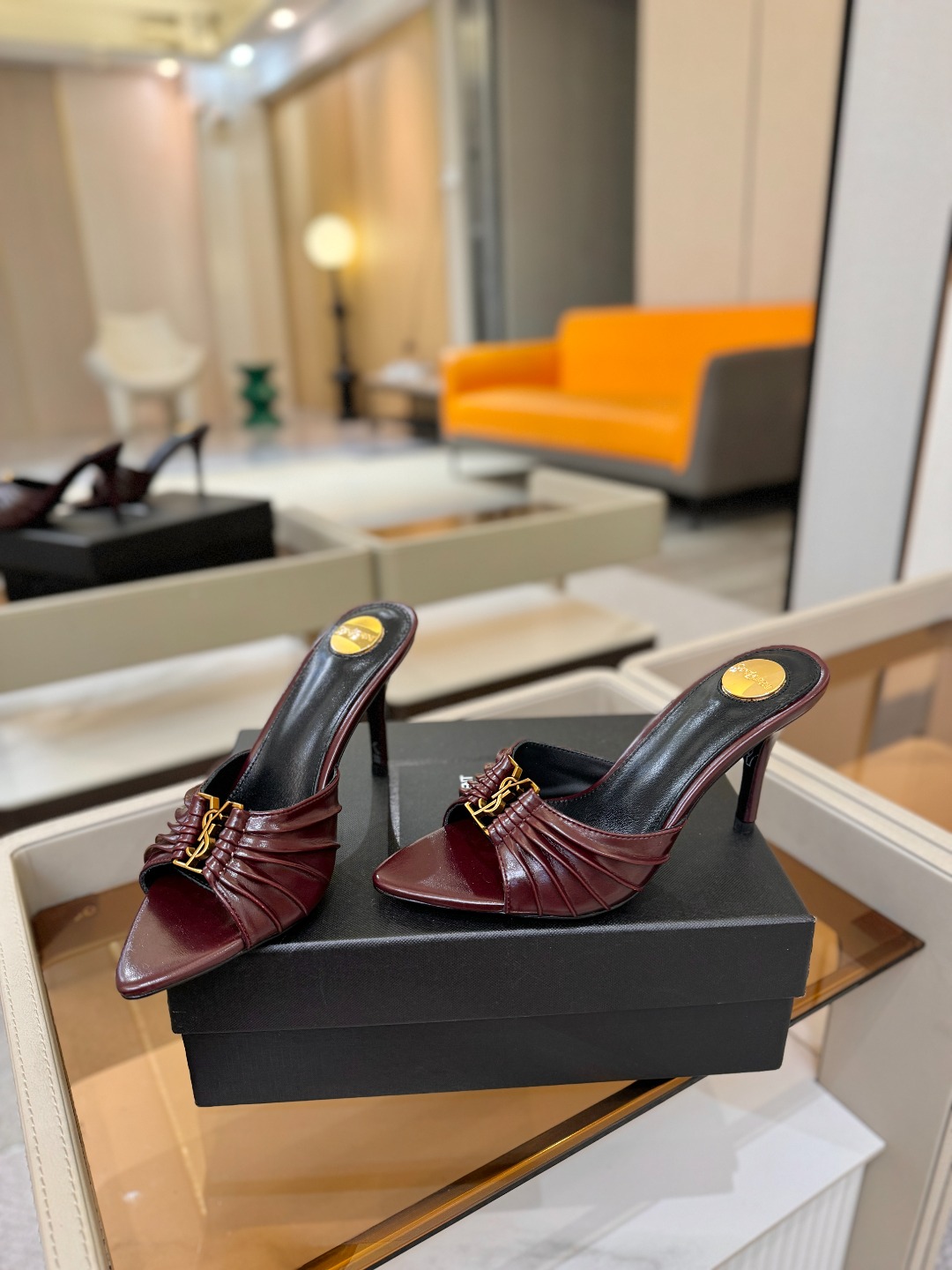 YSL「SAINT LAURENT*」 夏季新品 尖头优雅大气高跟拖鞋 —————————— 尖头设计拉长腿部线条, YSL「SAINT LAURENT*」 夏季新品 尖头优雅大气高跟拖鞋 —————————— 尖头设计拉长腿部线条,