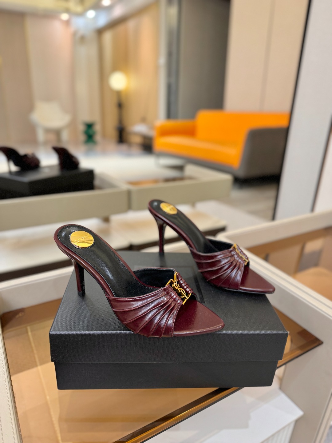 YSL「SAINT LAURENT*」 夏季新品 尖头优雅大气高跟拖鞋 —————————— 尖头设计拉长腿部线条, YSL「SAINT LAURENT*」 夏季新品 尖头优雅大气高跟拖鞋 —————————— 尖头设计拉长腿部线条,