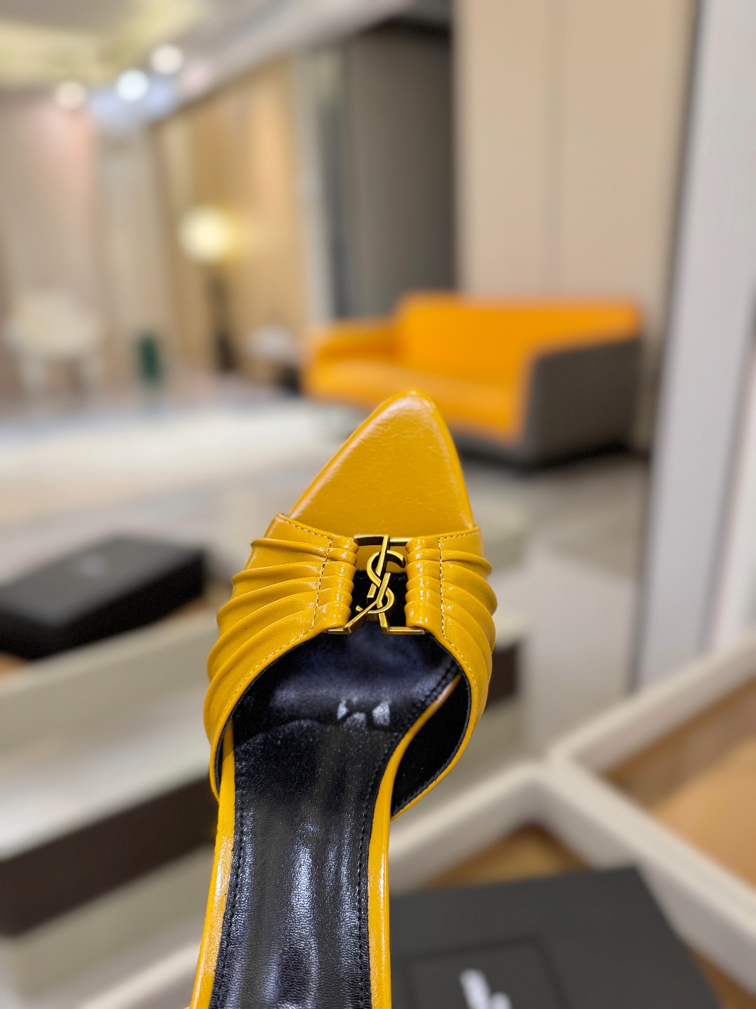 YSL「SAINT LAURENT*」 夏季新品 尖头优雅大气高跟拖鞋 —————————— 尖头设计拉长腿部线条, YSL「SAINT LAURENT*」 夏季新品 尖头优雅大气高跟拖鞋 —————————— 尖头设计拉长腿部线条,