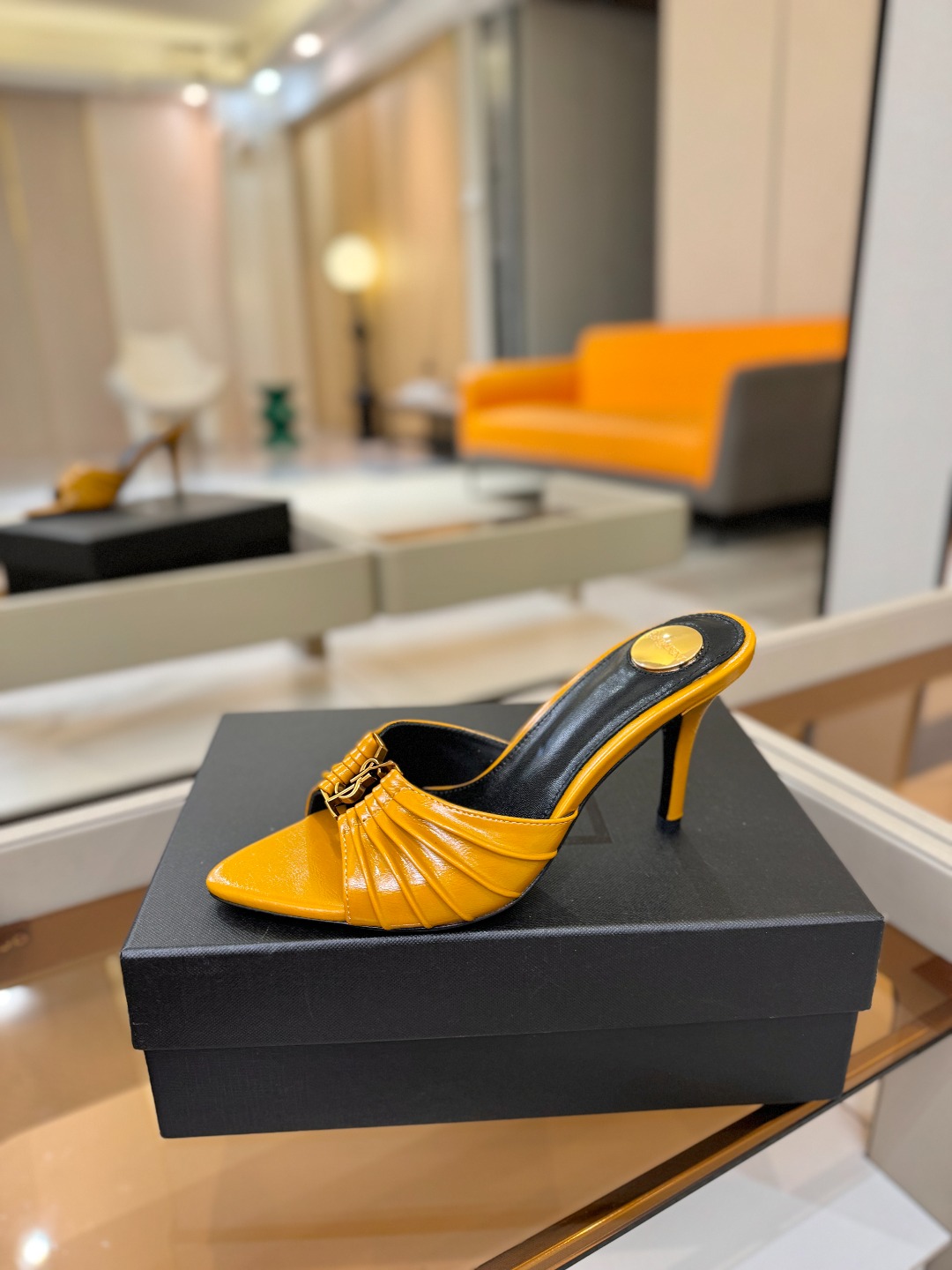 YSL「SAINT LAURENT*」  夏季新品 尖头优雅大气高跟拖鞋 ——————————  尖头设计拉长腿部线条，