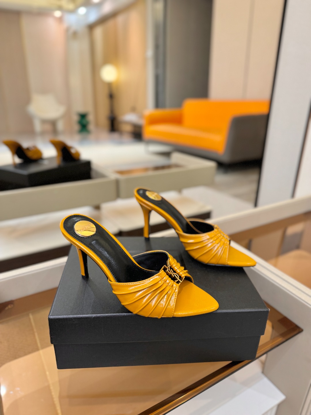 YSL「SAINT LAURENT*」 夏季新品 尖头优雅大气高跟拖鞋 —————————— 尖头设计拉长腿部线条, YSL「SAINT LAURENT*」 夏季新品 尖头优雅大气高跟拖鞋 —————————— 尖头设计拉长腿部线条,
