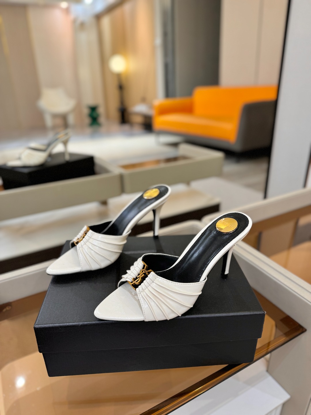 YSL「SAINT LAURENT*」 夏季新品 尖头优雅大气高跟拖鞋 —————————— 尖头设计拉长腿部线条, YSL「SAINT LAURENT*」 夏季新品 尖头优雅大气高跟拖鞋 —————————— 尖头设计拉长腿部线条,