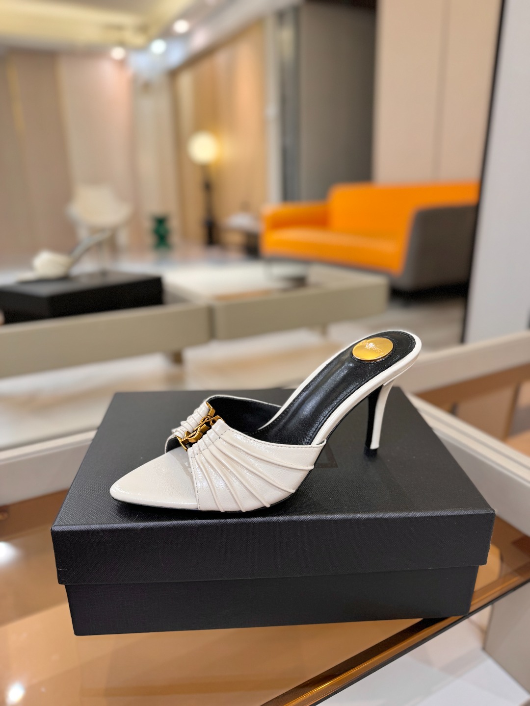YSL「SAINT LAURENT*」  夏季新品 尖头优雅大气高跟拖鞋 ——————————  尖头设计拉长腿部线条，