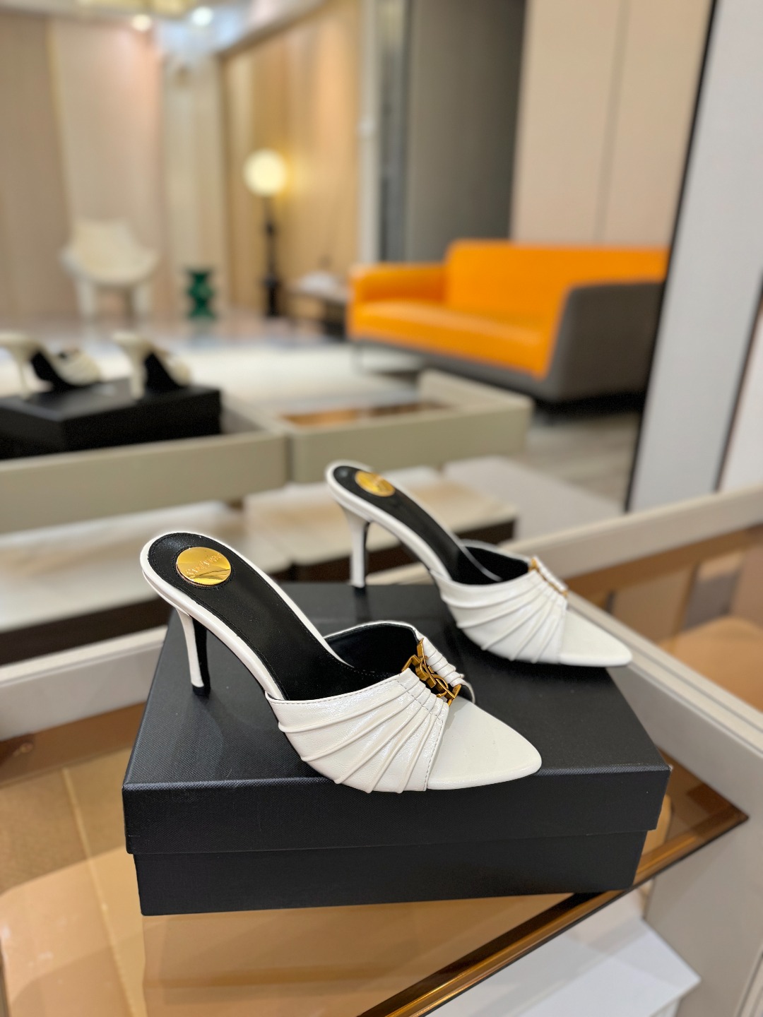YSL「SAINT LAURENT*」 夏季新品 尖头优雅大气高跟拖鞋 —————————— 尖头设计拉长腿部线条, YSL「SAINT LAURENT*」 夏季新品 尖头优雅大气高跟拖鞋 —————————— 尖头设计拉长腿部线条,