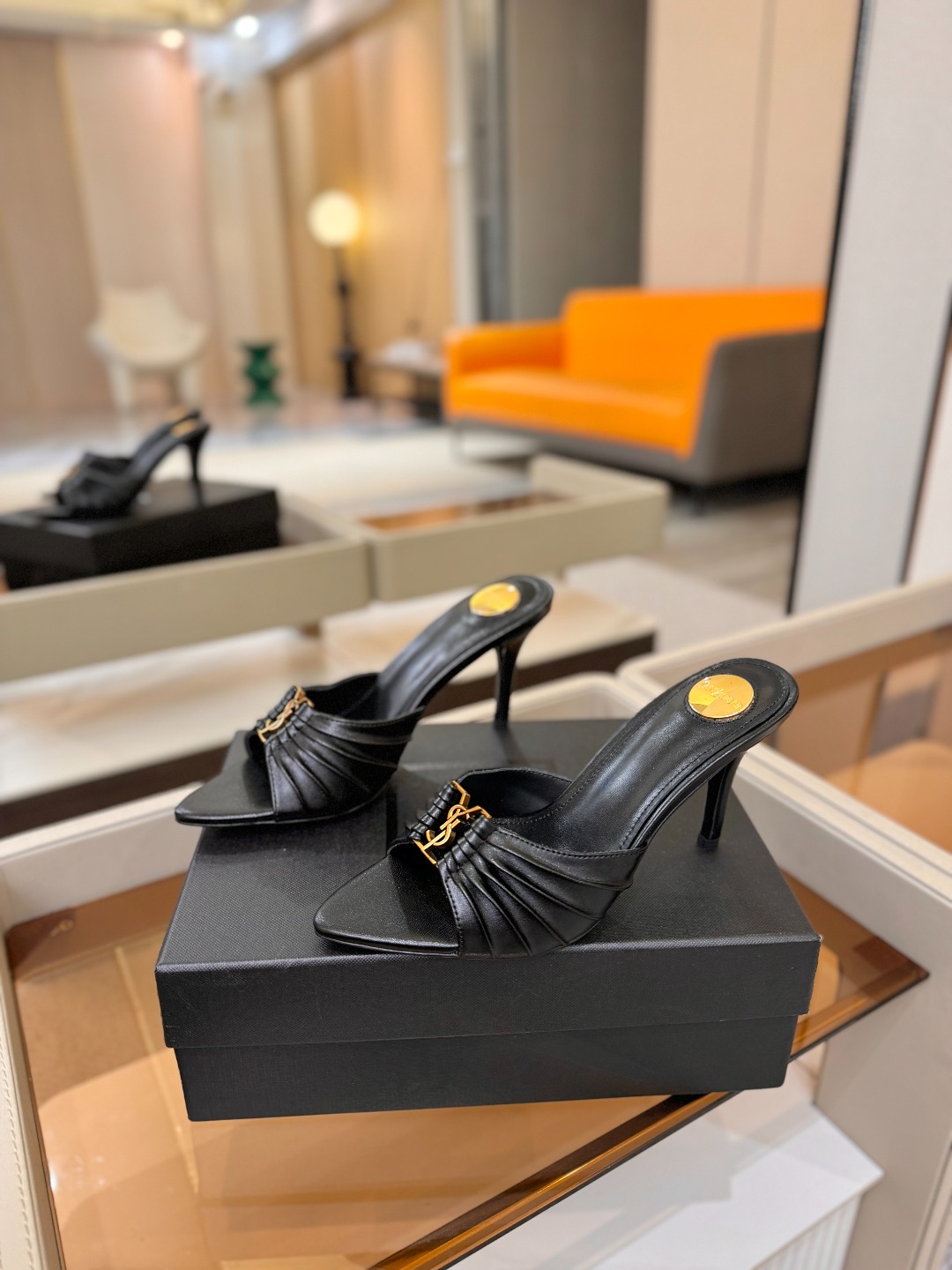 YSL「SAINT LAURENT*」 夏季新品 尖头优雅大气高跟拖鞋 —————————— 尖头设计拉长腿部线条, YSL「SAINT LAURENT*」 夏季新品 尖头优雅大气高跟拖鞋 —————————— 尖头设计拉长腿部线条,