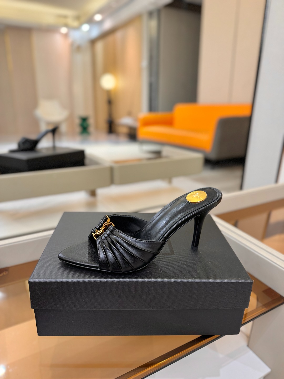 YSL「SAINT LAURENT*」  夏季新品 尖头优雅大气高跟拖鞋 ——————————  尖头设计拉长腿部线条，