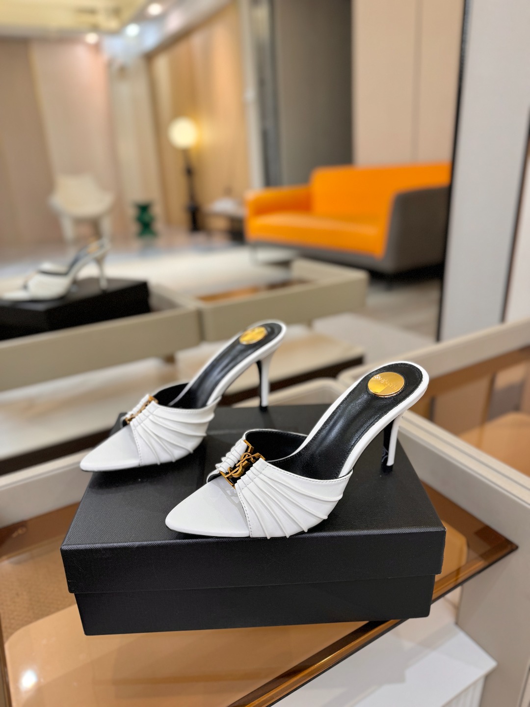 YSL「SAINT LAURENT*」 夏季新品 尖头优雅大气高跟拖鞋 —————————— 尖头设计拉长腿部线条, YSL「SAINT LAURENT*」 夏季新品 尖头优雅大气高跟拖鞋 —————————— 尖头设计拉长腿部线条,