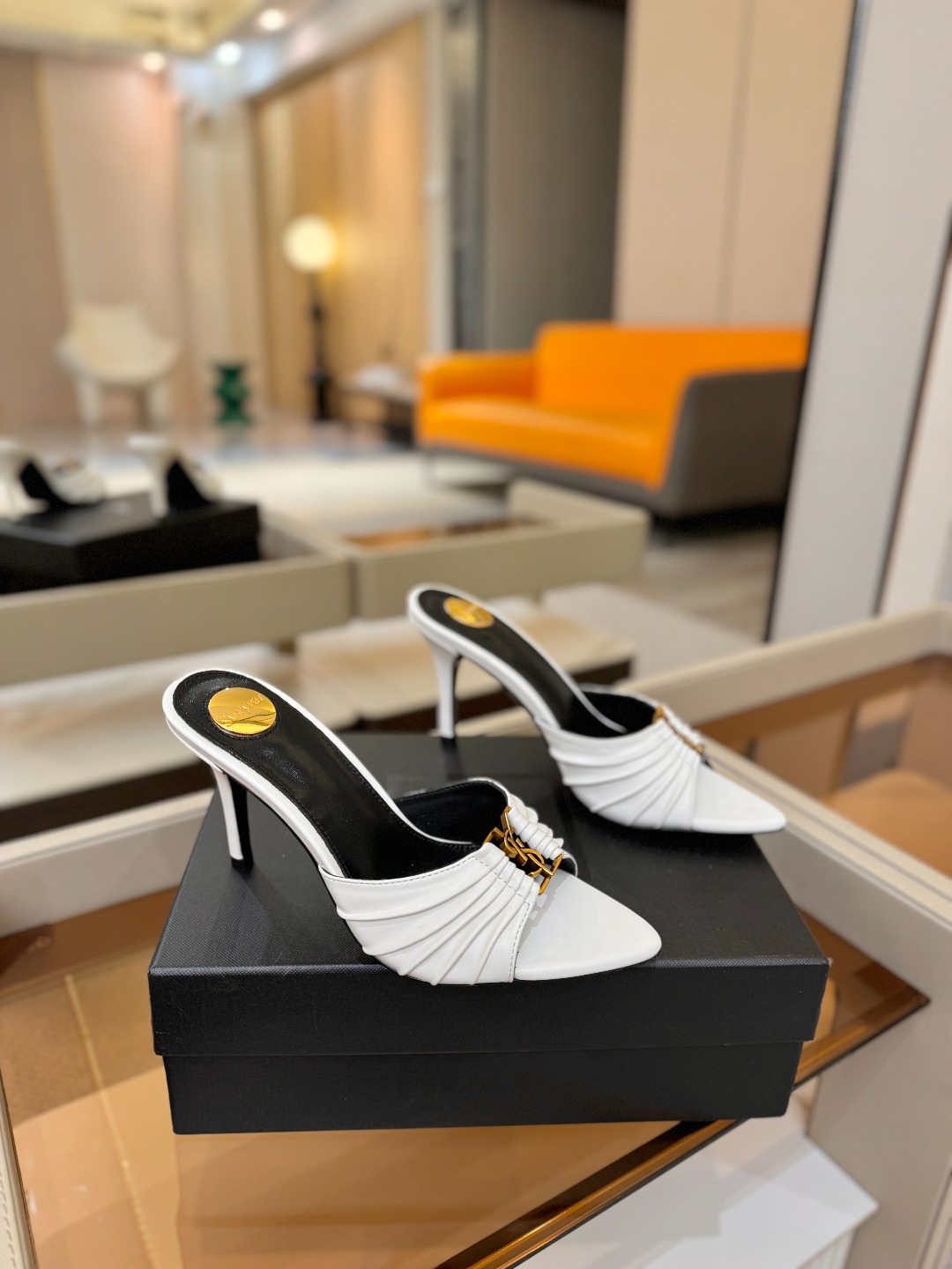 YSL「SAINT LAURENT*」 夏季新品 尖头优雅大气高跟拖鞋 —————————— 尖头设计拉长腿部线条, YSL「SAINT LAURENT*」 夏季新品 尖头优雅大气高跟拖鞋 —————————— 尖头设计拉长腿部线条,