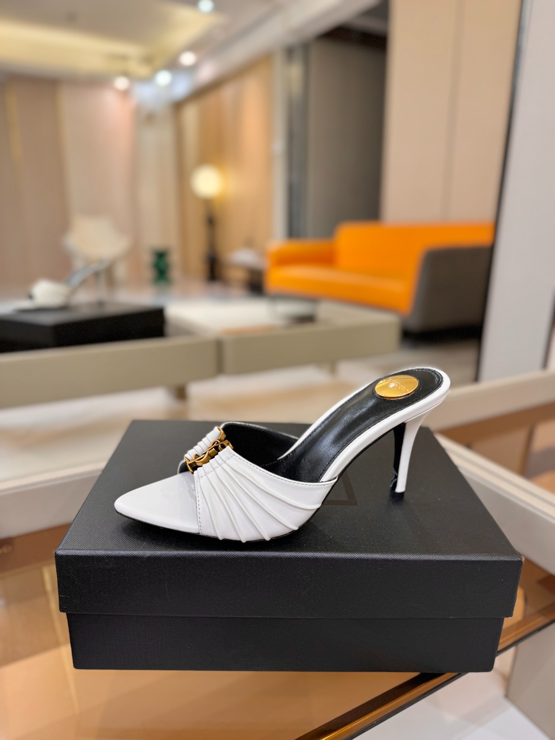 YSL「SAINT LAURENT*」  夏季新品 尖头优雅大气高跟拖鞋 ——————————  尖头设计拉长腿部线条，