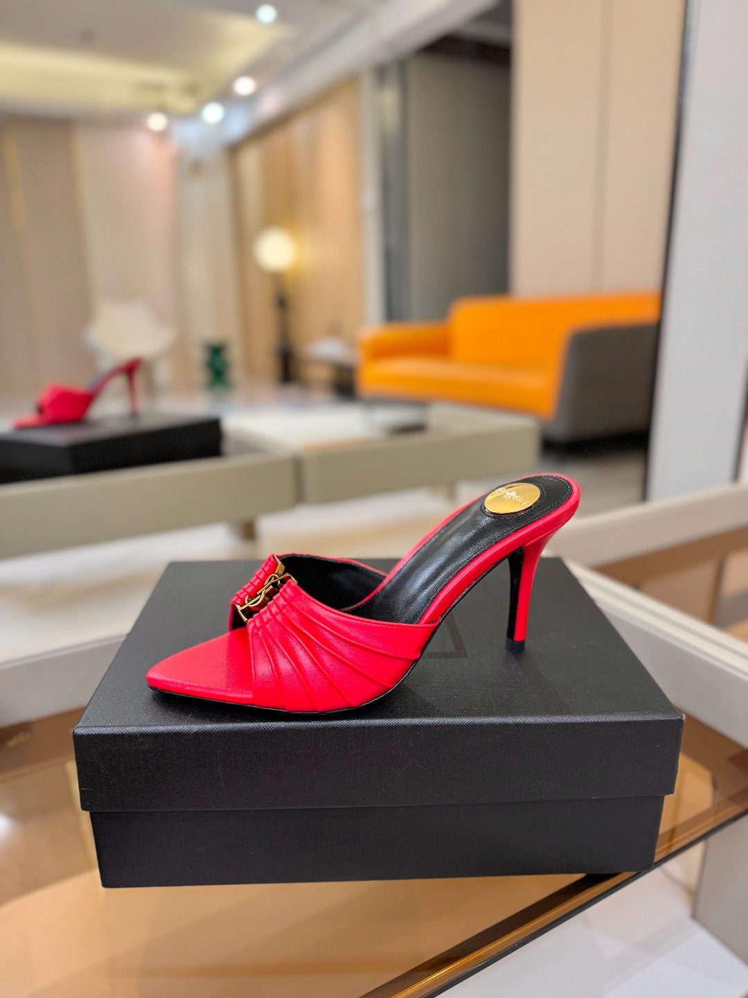 YSL「SAINT LAURENT*」  夏季新品 尖头优雅大气高跟拖鞋 ——————————  尖头设计拉长腿部线条，