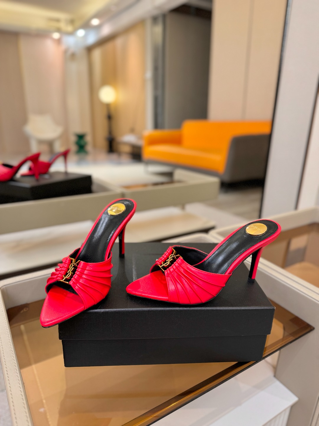 YSL「SAINT LAURENT*」 夏季新品 尖头优雅大气高跟拖鞋 —————————— 尖头设计拉长腿部线条, YSL「SAINT LAURENT*」 夏季新品 尖头优雅大气高跟拖鞋 —————————— 尖头设计拉长腿部线条,