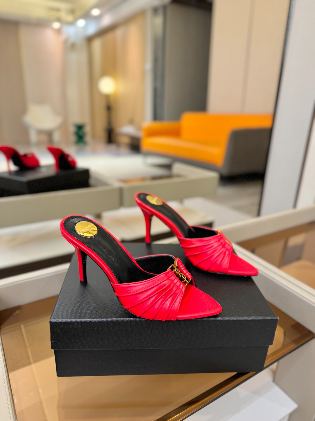 YSL「SAINT LAURENT*」 夏季新品 尖头优雅大气高跟拖鞋 —————————— 尖头设计拉长腿部线条, YSL「SAINT LAURENT*」 夏季新品 尖头优雅大气高跟拖鞋 —————————— 尖头设计拉长腿部线条,