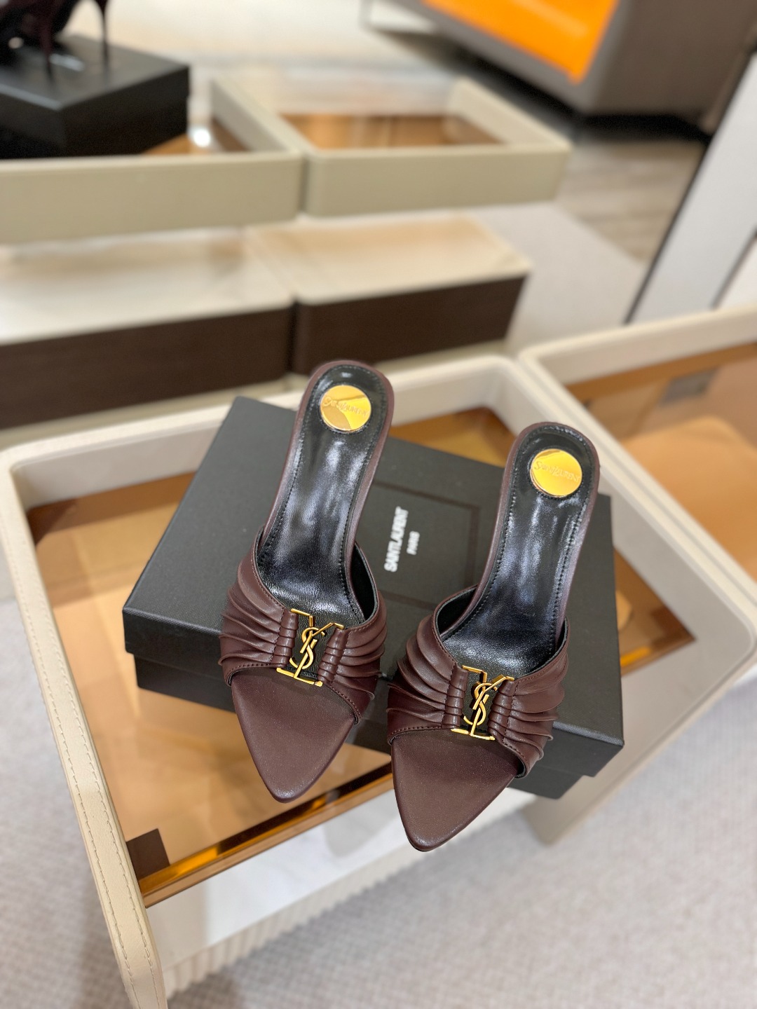 YSL「SAINT LAURENT*」 夏季新品 尖头优雅大气高跟拖鞋 —————————— 尖头设计拉长腿部线条, YSL「SAINT LAURENT*」 夏季新品 尖头优雅大气高跟拖鞋 —————————— 尖头设计拉长腿部线条,