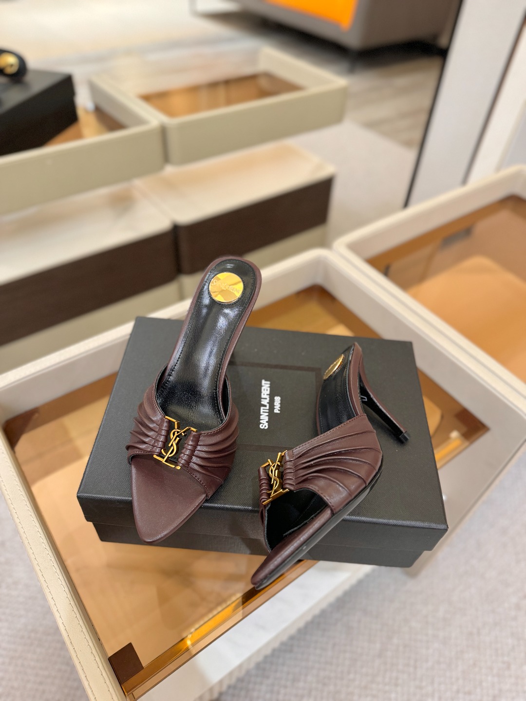 YSL「SAINT LAURENT*」 夏季新品 尖头优雅大气高跟拖鞋 —————————— 尖头设计拉长腿部线条, YSL「SAINT LAURENT*」 夏季新品 尖头优雅大气高跟拖鞋 —————————— 尖头设计拉长腿部线条,