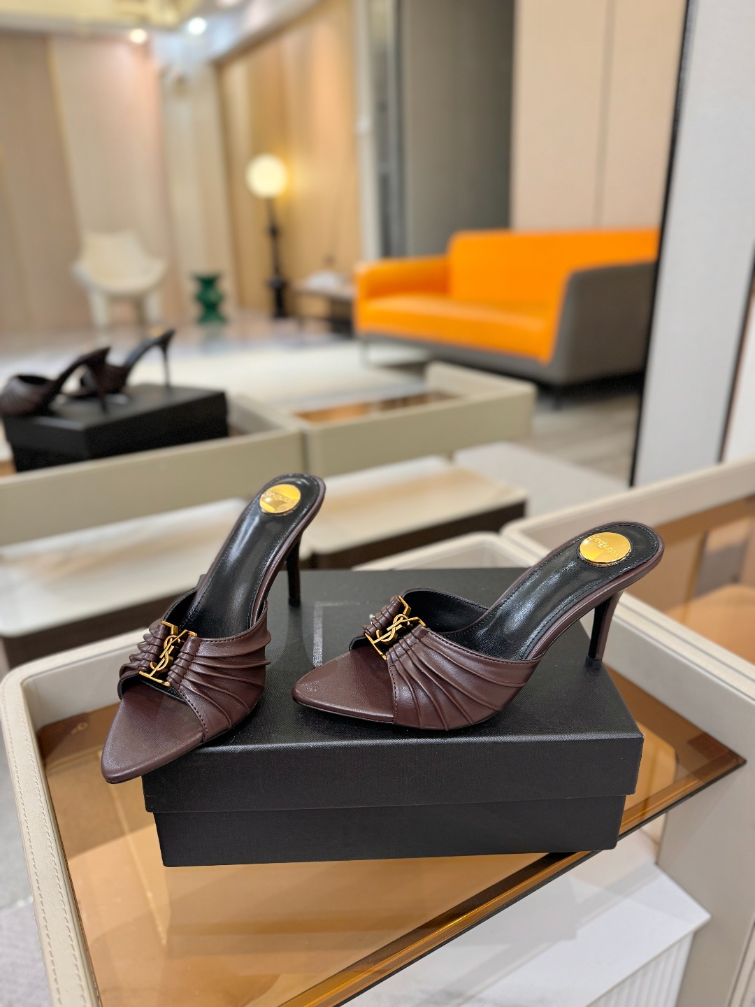 YSL「SAINT LAURENT*」 夏季新品 尖头优雅大气高跟拖鞋 —————————— 尖头设计拉长腿部线条, YSL「SAINT LAURENT*」 夏季新品 尖头优雅大气高跟拖鞋 —————————— 尖头设计拉长腿部线条,