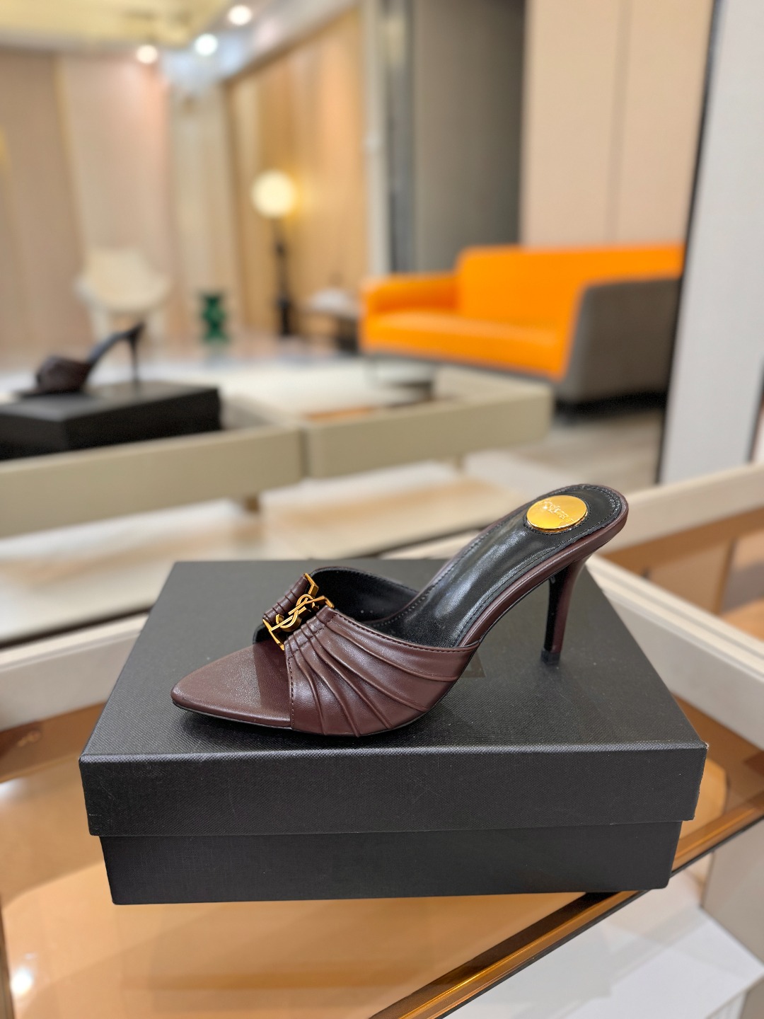 YSL「SAINT LAURENT*」  夏季新品 尖头优雅大气高跟拖鞋 ——————————  尖头设计拉长腿部线条，