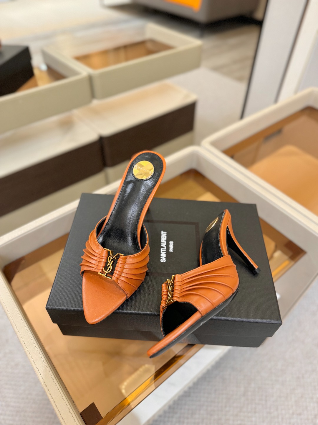 YSL「SAINT LAURENT*」 夏季新品 尖头优雅大气高跟拖鞋 —————————— 尖头设计拉长腿部线条, YSL「SAINT LAURENT*」 夏季新品 尖头优雅大气高跟拖鞋 —————————— 尖头设计拉长腿部线条,